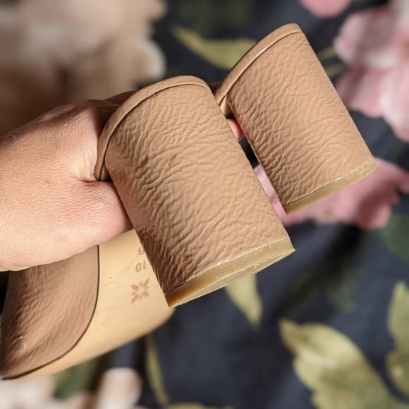 BCBG tan sandals. Sz 10. - Picture 5 of 6